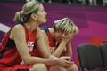 České basketbalistky Eva Vítečková a Hana Horáková smutní po prohraném čtvrtfinálovém utkání s Francií na OH 2012 v Londýně.