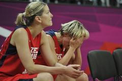 České basketbalistky Eva Vítečková a Hana Horáková smutní po prohraném čtvrtfinálovém utkání s Francií na OH 2012 v Londýně.