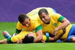 Fotbalisté Brazílie Danilo a Lucas slaví gól spoluhráče Sandra