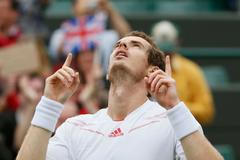 Britský tenista Andy Murray se raduje z vítězství nad Chorvatem Marinem Čiličem v osmifinále Wimbledonu 2012.
