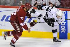 Michal Rozsíval ztrácí rukavici v utkání s Los Angeles