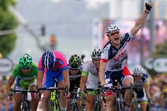 André Greipel slaví vítězství ve spurtu