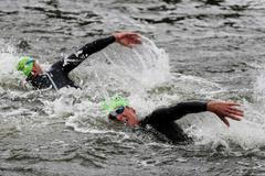 Český triatlonista Jan Čelůstka plave v závodě na OH 2012 v Londýně.