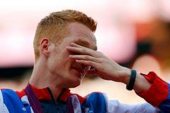 Britský dálkař Greg Rutherford, pláč medailistů na olympijských hrách v Londýně 2012