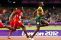 Jamajský sprinter Usain Bolt vítězí ve finále na 100 metrů během OH 2012 v Londýně před Yohanem Blakem a Justinem Gatlinem.