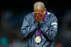 Překážkář Felix Sanchez pláče štěstím se zlatou medailí za 400 metrů překážek na OH 2012 v Londýně.