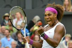Americká tenistka Serena Williamsová se raduje z vítězství nad Češkou Petrou Kvitovou ve čtvrtfinále Wimbledonu 2012.