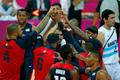 Američtí basketbalisté slaví vítězství v utkání skupiny A nad Argentinou na OH 2012 v Londýně.