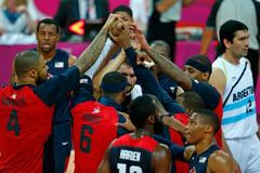 Američtí basketbalisté slaví vítězství v utkání skupiny A nad Argentinou na OH 2012 v Londýně.