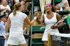 Česká tenistka Petra Kvitová a Američanka Serena Williamsová se loučí po čtvrtfinále Wimbledonu 2012.