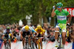 Slovenský cyklista Peter Sagan si dojel pro vítězství v Boulogne-sur-Mer během 99. Tour de France