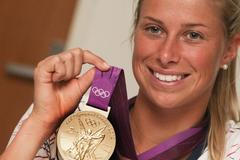 Česká stříbrná tenistka Andrea Hlaváčková po příletu do Prahy z OH 2012 v Londýně.