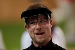 Americký střelec Matthew Emmons se raduje z bronzové medaile na OH 2012 v Londýně.