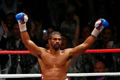 Britský boxer David Haye boxuje s Britem Dereckem Chisorou v mezinárodním mistrovství těžké váhy v londýnském Upton Parku v roce 2012.