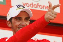 Španělský cyklista Alberto Contador slaví vítězství během 17. etapy španělské Vuelty 2012.