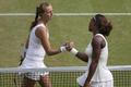 Petra Kvitová v semifinále Wimbledonu 2010 gratuluje vítězce Sereně Williamsové
