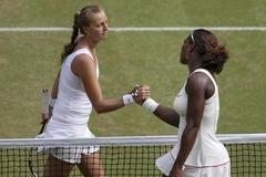 Petra Kvitová v semifinále Wimbledonu 2010 gratuluje vítězce Sereně Williamsové