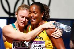 Fosterovou utěšuje na olympijských hrách Pearsonová