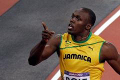 Jamajský sprinter Usain Bolt se raduje z vítězství ve finále na 100 metrů během OH 2012 v Londýně.