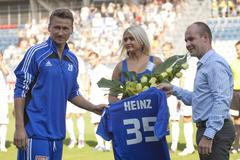 Marek Heinz při slavnostním předávání dresu ke příležitosti narozenin v utkání 2. kola Gambrinus ligy mezi Sigmou Olomouc a Slováckem.