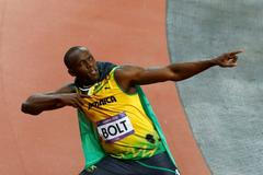 Jamajský sprinter Usain Bolt se raduje z vítězství ve finále na 100 metrů během OH 2012 v Londýně.