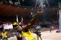 Jamajský sprinter Usain Bolt se raduje z vítězství ve finále na 100 metrů během OH 2012 v Londýně.