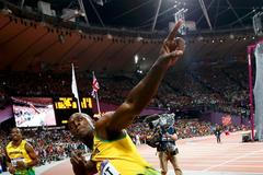 Jamajský sprinter Usain Bolt se raduje z vítězství ve finále na 100 metrů během OH 2012 v Londýně.