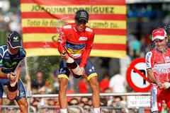 Španělský cyklista Alberto Contador (uprostřed) slaví vítězství ve Vueltě 2012 po poslední etapě 2012. Vlevo je druhý Alejandro Valverde a vpravo třetí Joaquim Purito Rodriguez.
