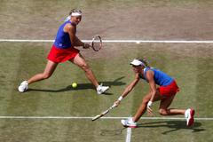 České tenistky Lucie Hradecká (vlevo) a Andrea Hlaváčková hrají s Američankami Liezel Huberovou a Lisou Raymondovou v semifinále OH 2012 v Londýně.