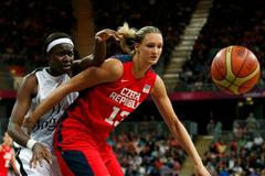 Česká basketbalistka Petra Kulichová blokuje Angolku Luisu Tomasovou v utkání skupiny A na OH 2012 v Londýně.