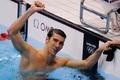 Americký plavec Michael Phelps slaví zlatou medaili ze 100 metrů motýlka na OH 2012 v Londýně.
