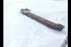 Azovského moře zamrzlo, lodě vyprošťují ledoborce