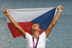 Česká veslařka Miroslava Knapková slaví zlatou medaili na OH 2012 v Londýně.