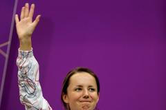 Česká střelkyně Adéla Sýkorová pózuje s bronzovou medailí za malorážku na 50 metrů na OH 2012 v Londýně.