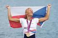 Česká veslařka Miroslava Knapková (uprostřed) slaví zlatou medaili na OH 2012 v Londýně.