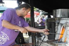 Tavení skla dřevem