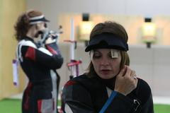 Česká střelkyně Kateřina Emmons během střelby ze vzduchové pušky na 10 metrů na OH 2012 v Londýně.