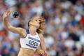 Česká sedmibojařka Eliška Klučinová vrhá kouli na OH 2012 v Londýně.