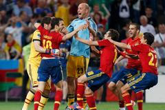 Španělští fotbalisté slaví vítězství v semifinálovém utkání Eura 2012 mezi Portugalskem a Španělskem.