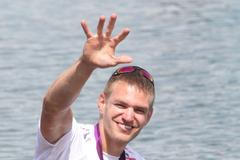 Český veslař Ondřej Synek slaví stříbro v závodu na 2 kilometry během OH 2012 v Londýně.