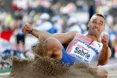 Desetibojař Roman Šebrle doskakuje během Mistrovství Evropy v atletice 2012 v Helsinkách.