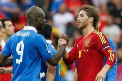 Mario Balotelli a Sergio Rámos po utkání základní skupiny mezi Španělskem a Itálií na Euru 2012