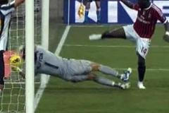 Buffon vyráží míč zpoza brankové čáry po hlavičce Muntariho v duelu italské ligy mezi Juventusem a AC Milán