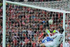 Uznaný sporný gól v semifinále Ligy mistrů 2005 mezi Liverpoolem a Chelsea