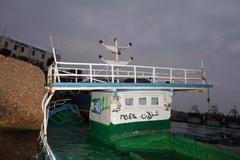 Vraky migrantských lodí na Lampeduse