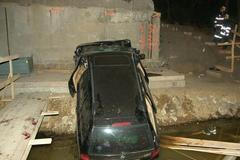 Řidič přehlédl značku o opravě mostu