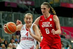 Česká besketbalistka Ilona Burgrová pronásleduje Chorvatku Sandru Mandirovou v utkání skupiny A na OH 2012 v Londýně.
