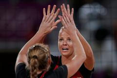 České plážové volejbalistky Markéta Sluková s Kristýnou Kolocovou se radují z povedeného míče proti Američankám na OH 2012 v Londýně.