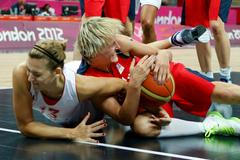 Česká basketbalistka Hana Horáková (vpravo) bojuje vleže o míč s Chorvatkou Mirnou Mazičovou v utkání skupiny A na OH 2012 v Londýně.