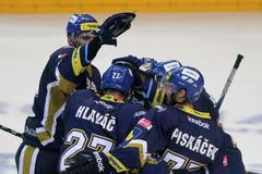 Hokejisté Kladna Jan Hlaváč a Jan Piskáček se se spoluhráči radují z prvního gólu v 5. kole Tipsport extraligy 2012/13 s Pardubicemi.